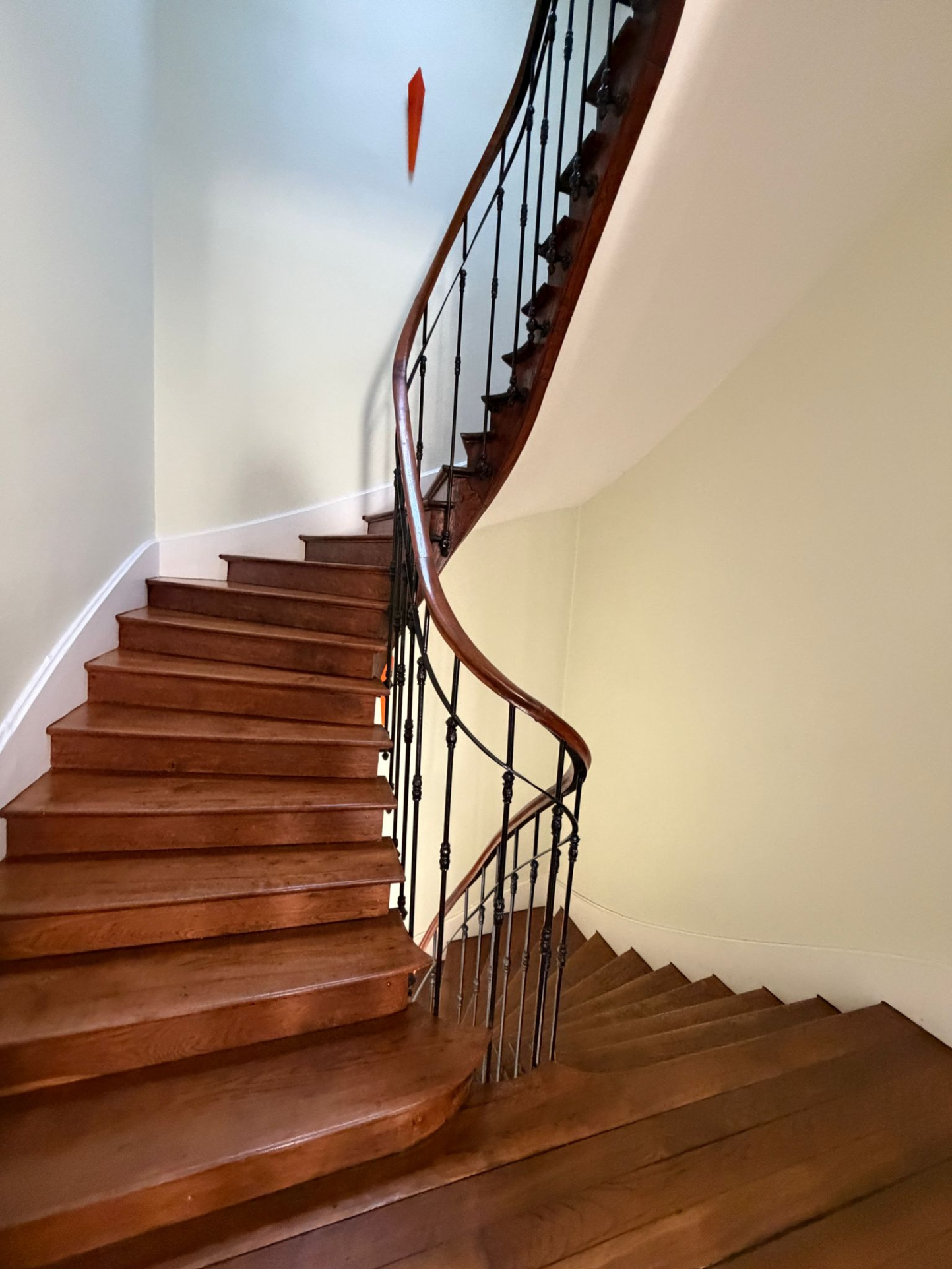 Bureau à vendre à Orleans, 580 m², 16 pièces – photo 2 sur 3