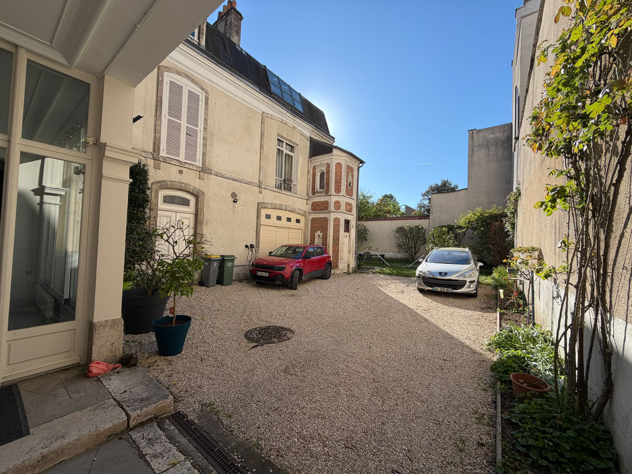 Commerce à vendre à Orleans, 475 m², 12 pièces – photo 1 sur 21